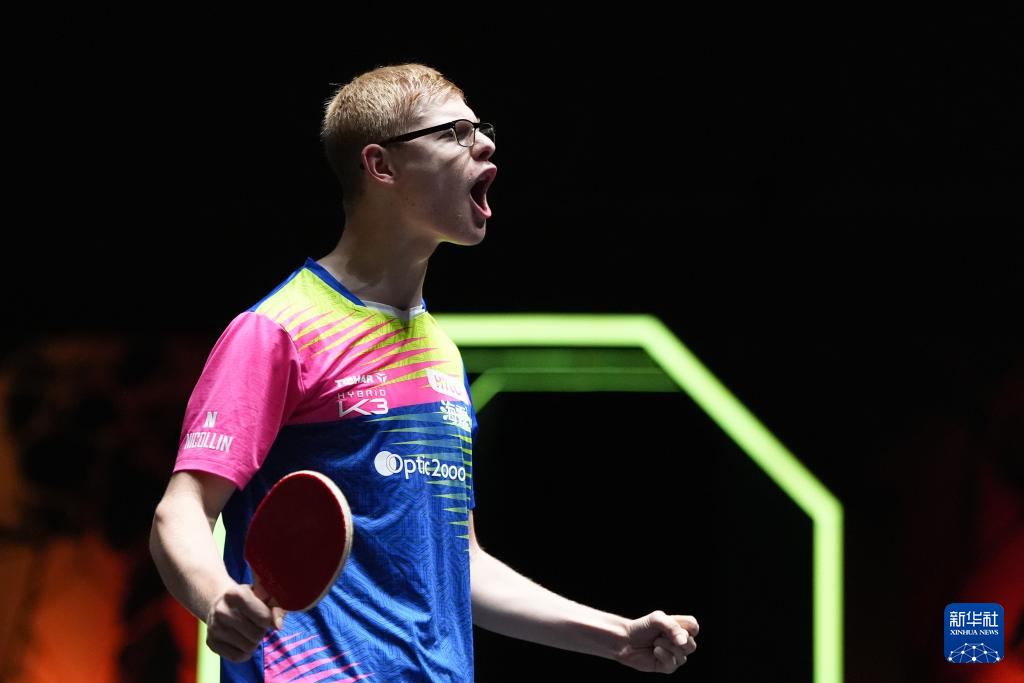 且左脚内切 且左脚内切